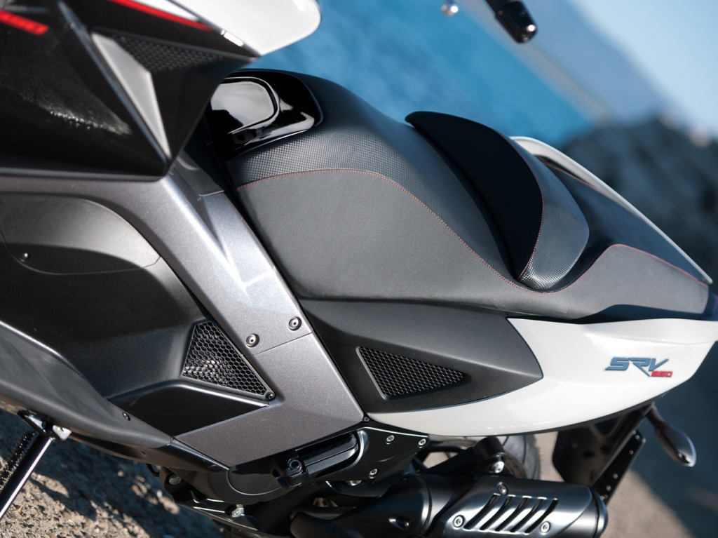 Фото скутера Aprilia SRV 850 ABS